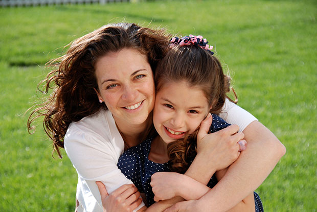 Photo of Isabelle Brasseur and her daughter.